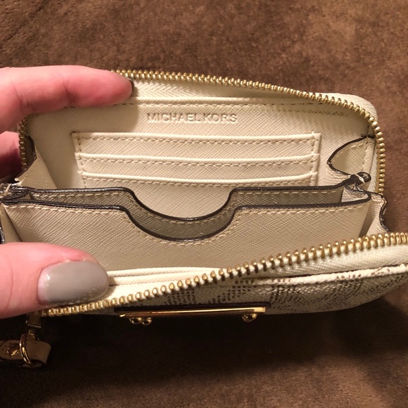 Michael Kors wristlet - Picture 2 of 3